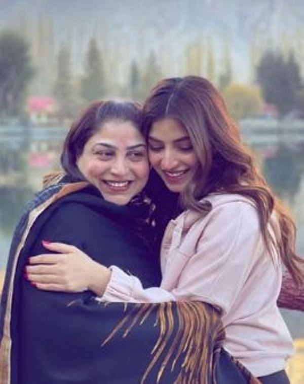 Kinza Hashmi with her mother