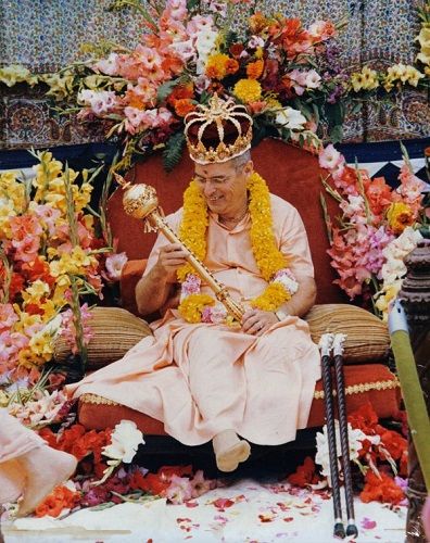Kirtanananda holding his mace and wearing golden crown which he received as a birthday gift on 1 September 1986