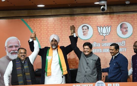 Manpreet Singh Badal being welcomed to party by the party members at a press conference held by the BJP in Delhi for his joining
