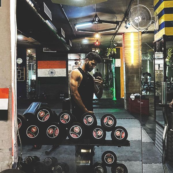 Ocean Sharma posing for his post-workout gym selfie