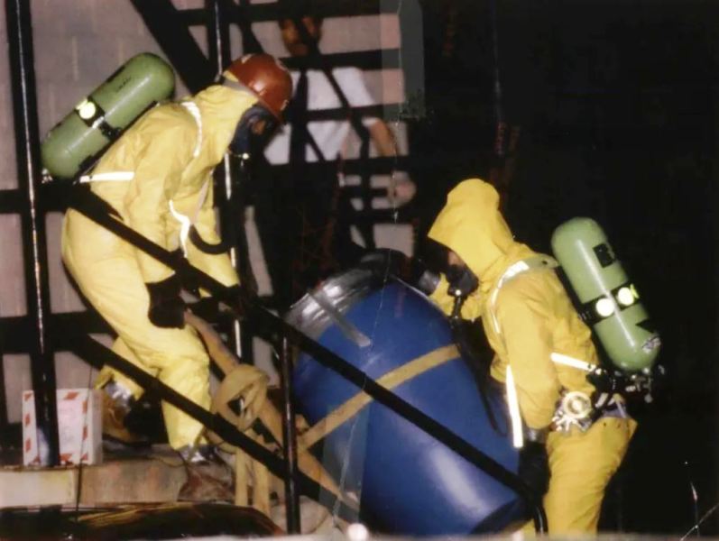 Officials carrying down Dahmer's 57-gallon drum from his apartment in July 1991