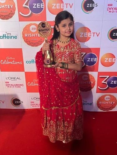 Reeza Choudhary holding her award