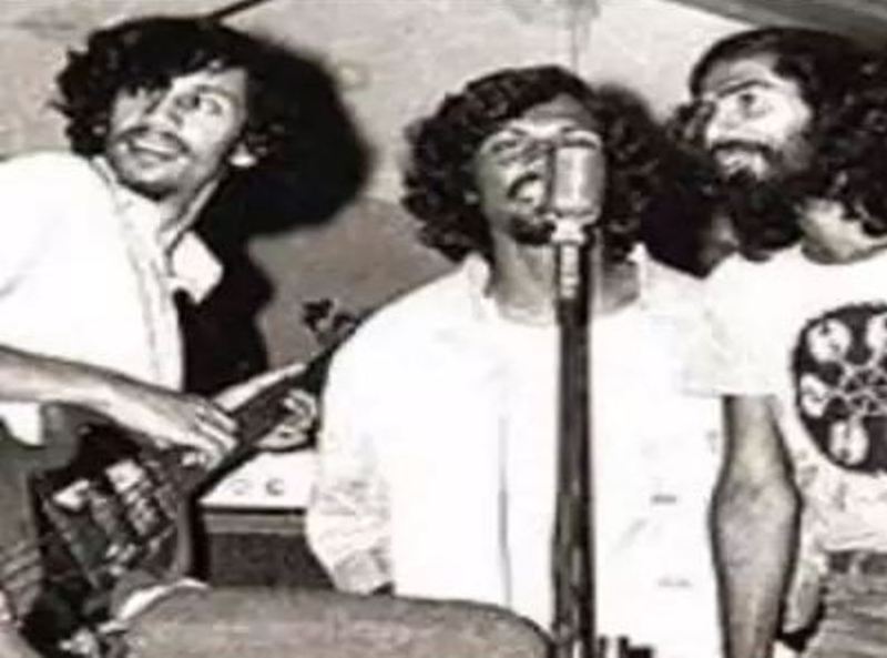 Remo Fernandes (middle) performing with his band Indiana