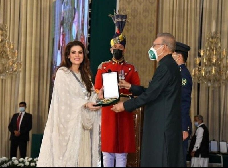 Resham receiving Pride of Performance Award in 2021