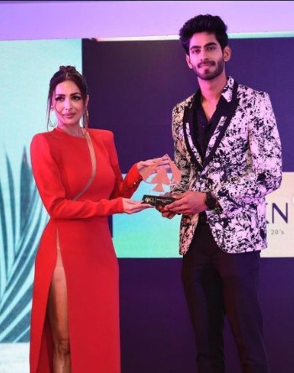 Rishabh Jaiswal receiving Fashion Influencer Awards