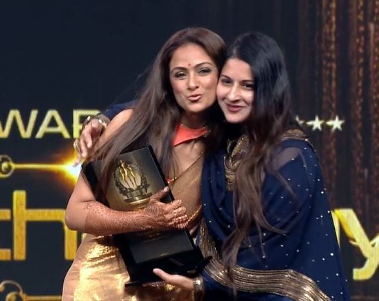 Sangeeta Sornalingam (right) posing with her 'Unheralded Commander' Award at the WoW Awards (Wonder Women Awards), held by the Galatta Media