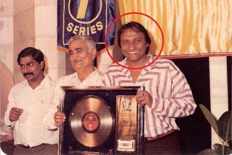 Shabbir Kumar receiving golden disc