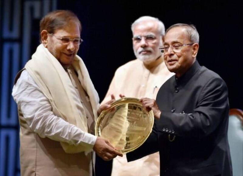 Sharad Yadav receiving the Outstanding Parliamentarian Award from President Pranab Mukherjee