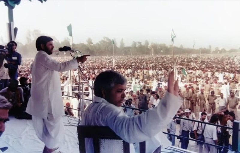 Sharad Yadav (standing) with Lalu Prasad Yadav during election campaigning