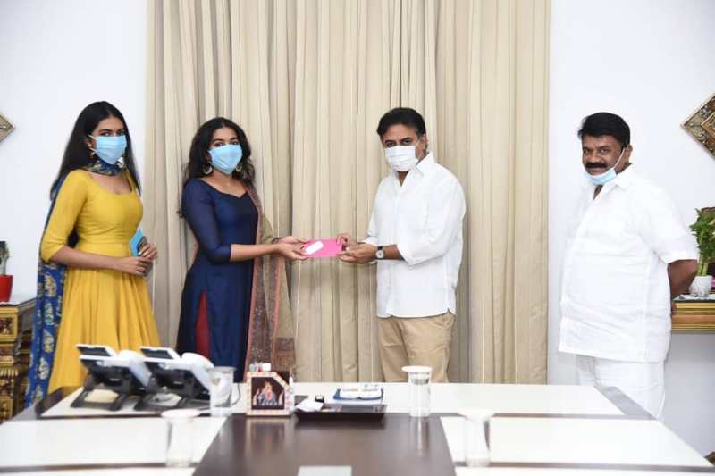 Shivathmika Rajashekar, along with her sister, Shivani (extreme left), offering a cheque of Rs. 2 lakh to Telangana CM Relief Fund