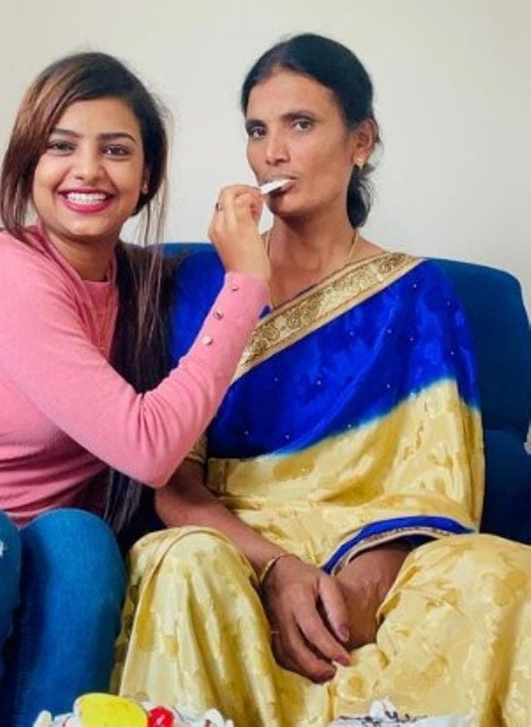 Sonu Srinivas Gowda with her mother