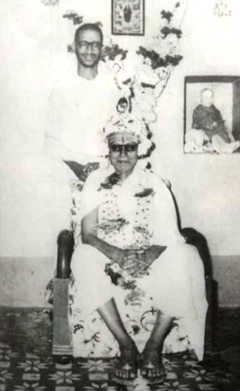 Sri Siddheshwar Swami (standing) with Sri Mallikarjuna Swamiji