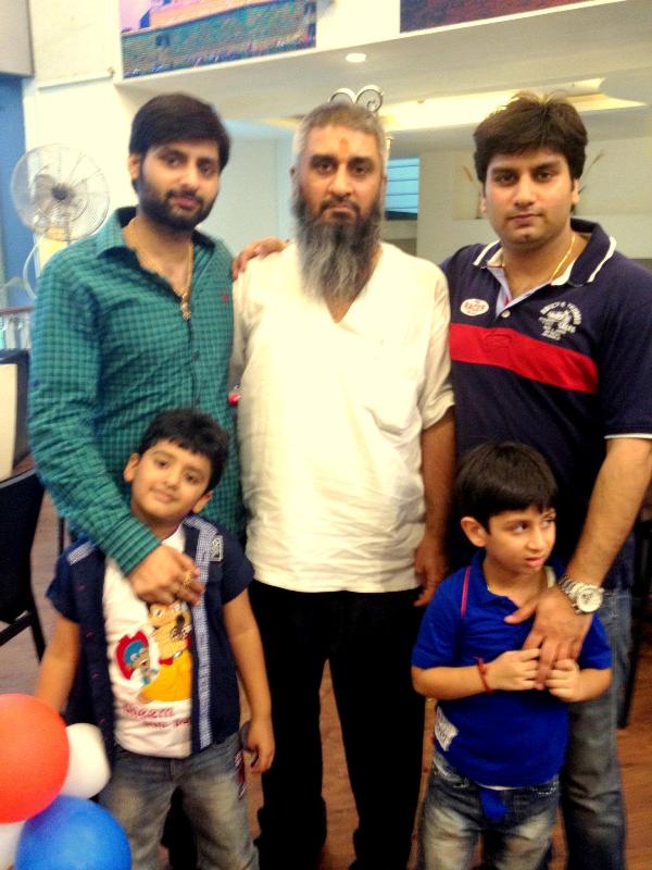 Sudhir Suri with his children Paras Suri and Manik Suri