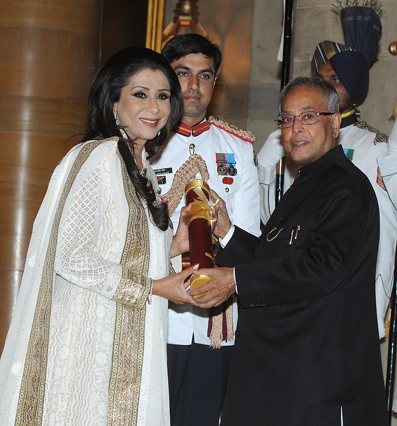 The-President-of-India-Pranab-Mukherjee-presenting-the-Padma-Shree-Award-to-Vandana-Luthra