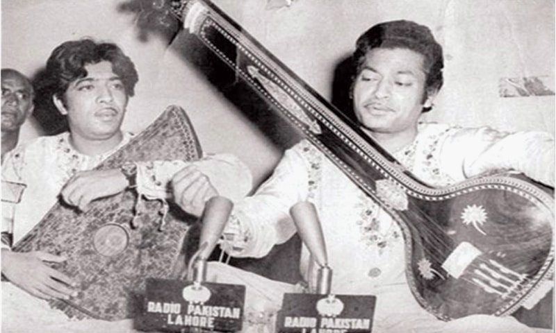 Ustad Bade Fateh Ali Khan (left) and Ustad Amanat Ali Khan (right) singing for Radio Pakistan