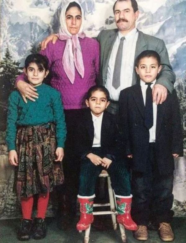 A family picture of Nusret Gokce with his parents, brother, and sister