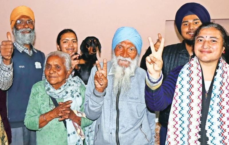 A picture featuring cricketer Amanjot Kaur's parents, grandparents, and siblings