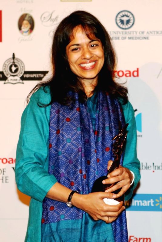 Amrit Singh posing with her India Abroad Special Award for Excellence (2012)