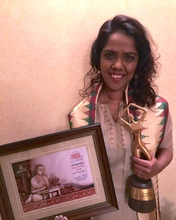 A picture of Mahalakshmi Iyer with her Odisha State Award