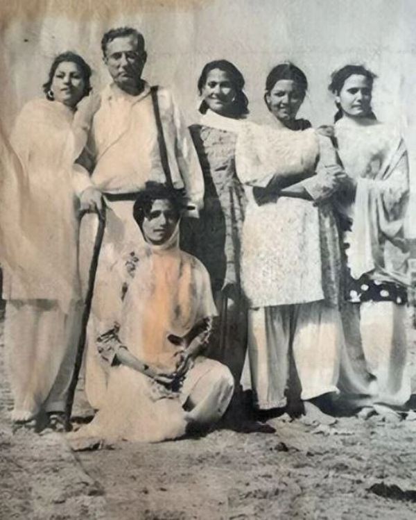 An image of Madhubala with her sisters and father - from left - Chanchan, Ataullah, Madhubala, Kaneez, Altaf, and Zahida