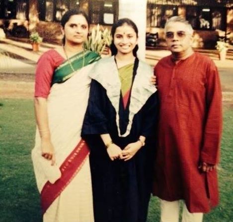 Anusha Bhagat with her parents on her convocation day