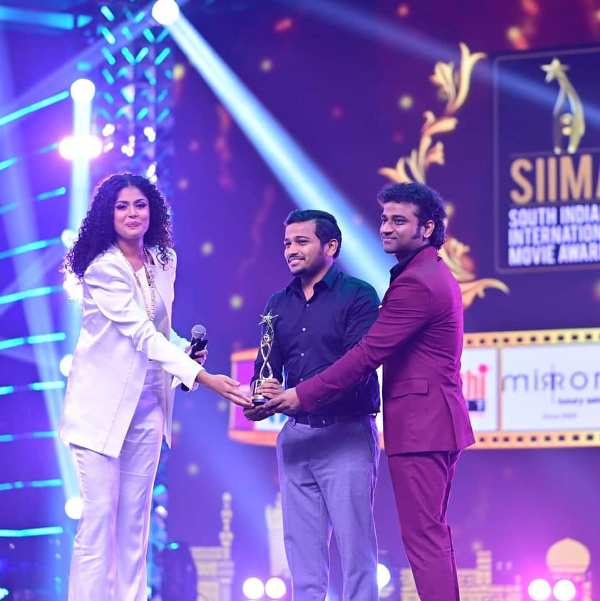 Basil Joseph receiving the SIIMA award for best actor in film 'Kettyolaanu Ente Malakha'