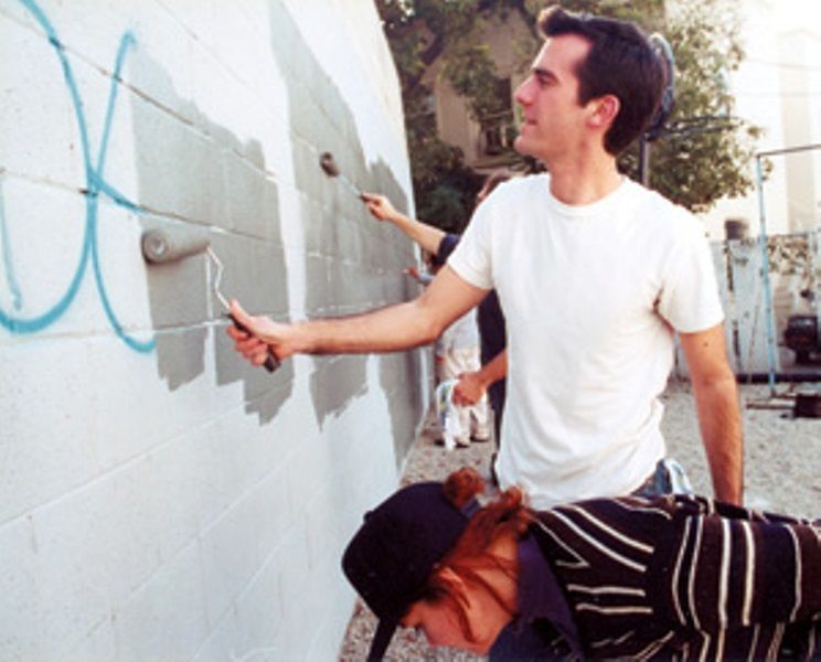 Eric Garcetti helping in removing graffiti arts from the walls in Los Angeles