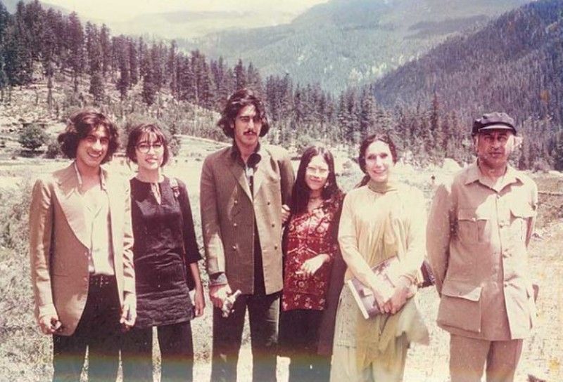 From Left Shahnawaz Bhutto,Benazir Bhutto, Murtaza Bhutto, Sanam Bhutto, Nusrat Bhutto, Zulfiqar Ali Bhutto