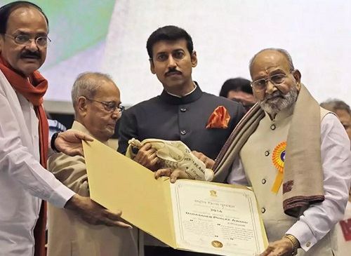 K. Viswanath receiving Dada Saheb Phalke Award