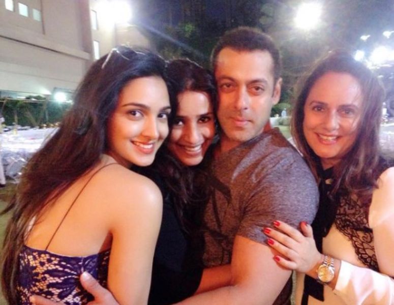 Kiara Advani (extreme left) with her mother, Genevieve Jaffrey (extreme right), and the Indian actor Salman Khan (second from right)