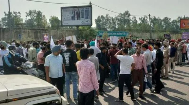 Members of the Christian community protesting against Sikh radical leader Amritpal Singh for his objectionable comments at PAP Chowk in Jalandhar, Punjab
