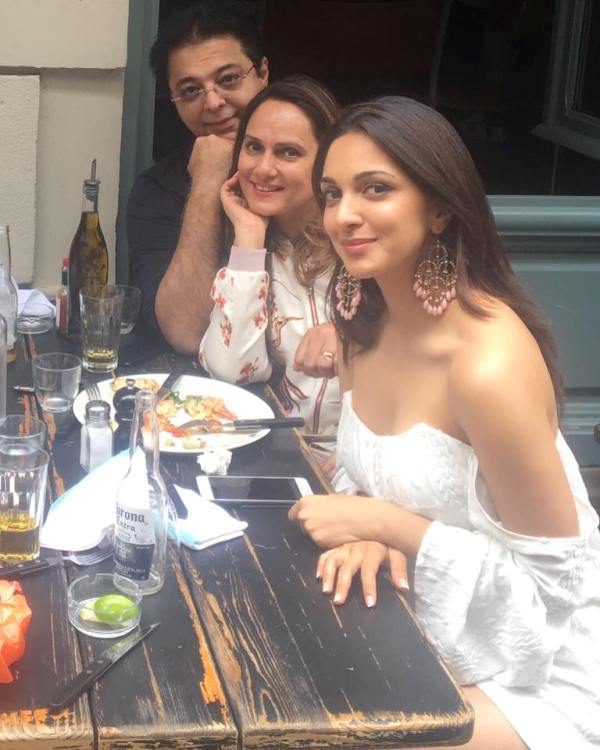 Jagdish Advani (extreme left), with her wife Genevieve Jaffrey (middle), and daughter Kiara Advani