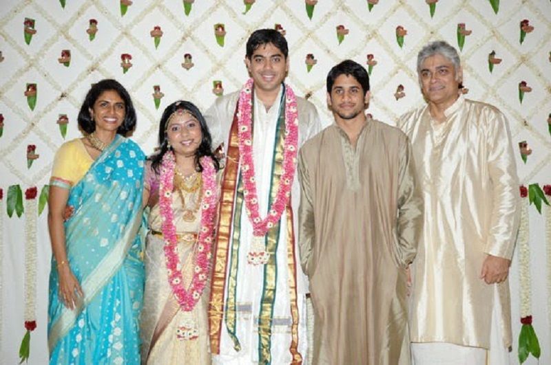 Naga Chaitanya with his mother Lakshmi Daggubati Vijayaraghavan (leftmost) and stepfather Sharath Vijayaraghavan (rightmost) at his half-brother's wedding