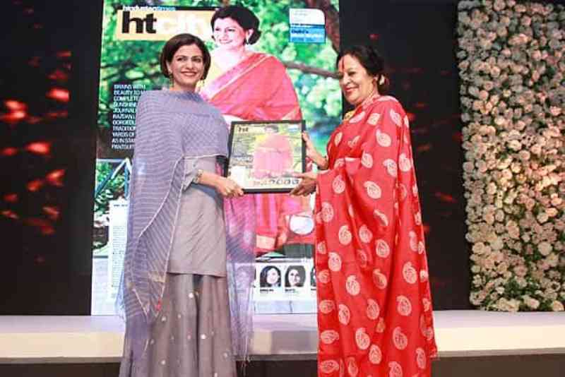 Nidhi Razdan receiving the Delhi's Most Stylish Women Award