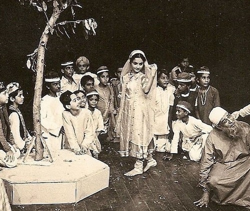 Rajeshwari Sachdev performing in a theatre play