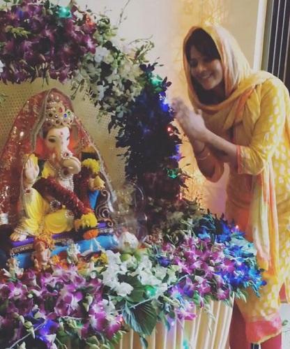 Sapna Gill with an idol of lord Ganesha