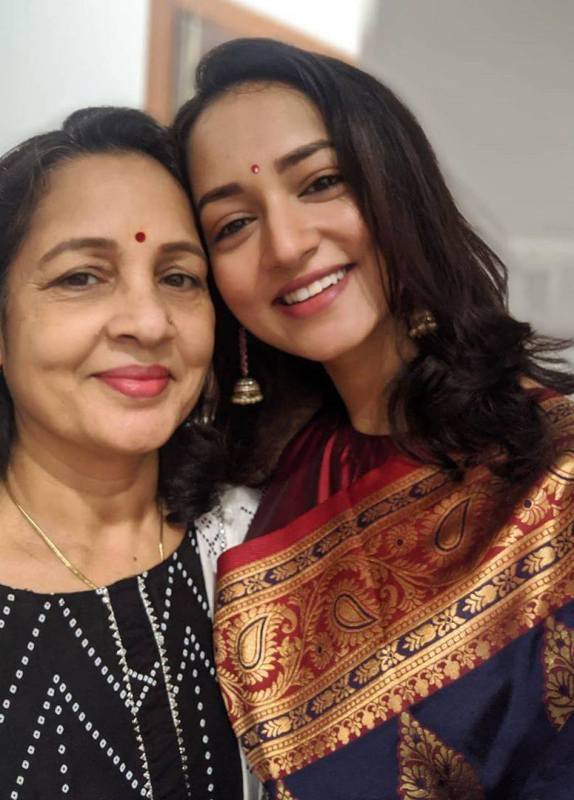 Shanvi Srivastava with her mother