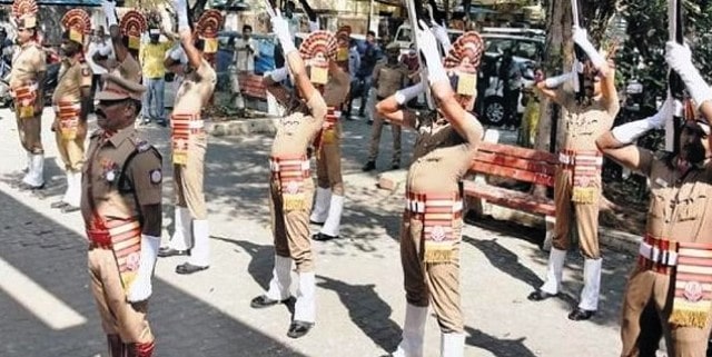 Tamil Nadu police giving a gun salute to Vani Jairam during her cremation