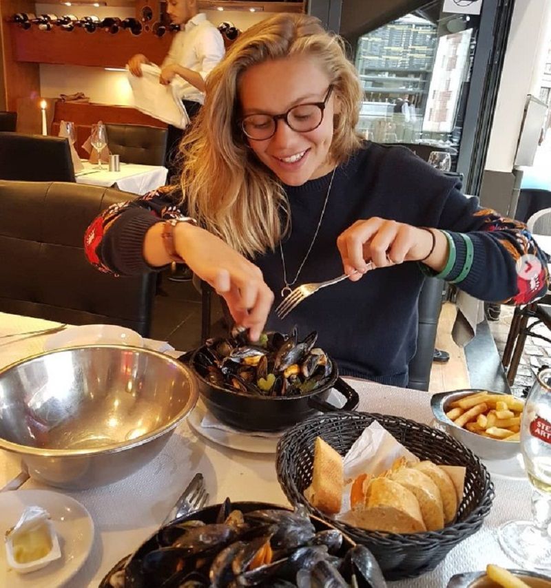 Tara Norris eating mussels