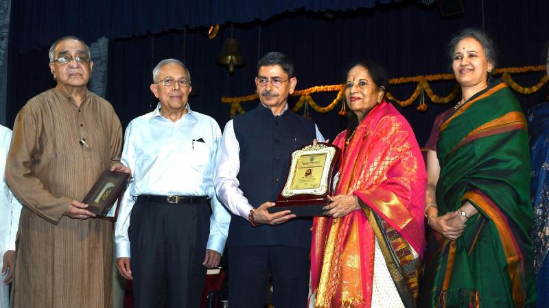 Vani Jairam receiving Bahavan's Legendary Award