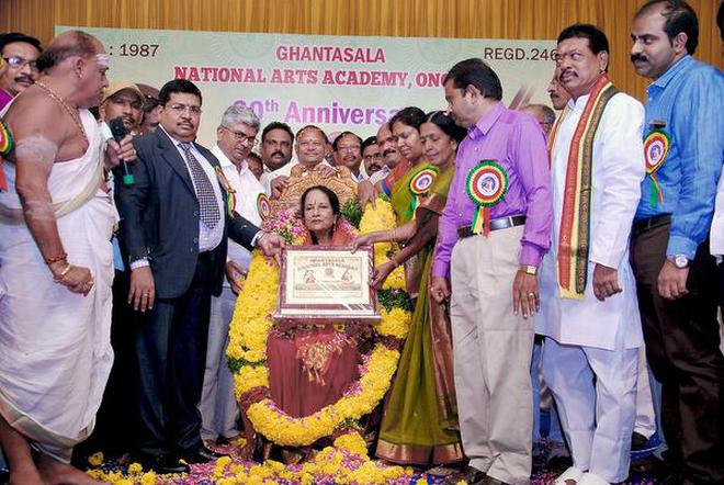 Vani receiving Ghantasala national award