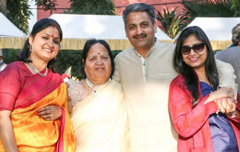 Vijay Inder Singla with his mother and sisters