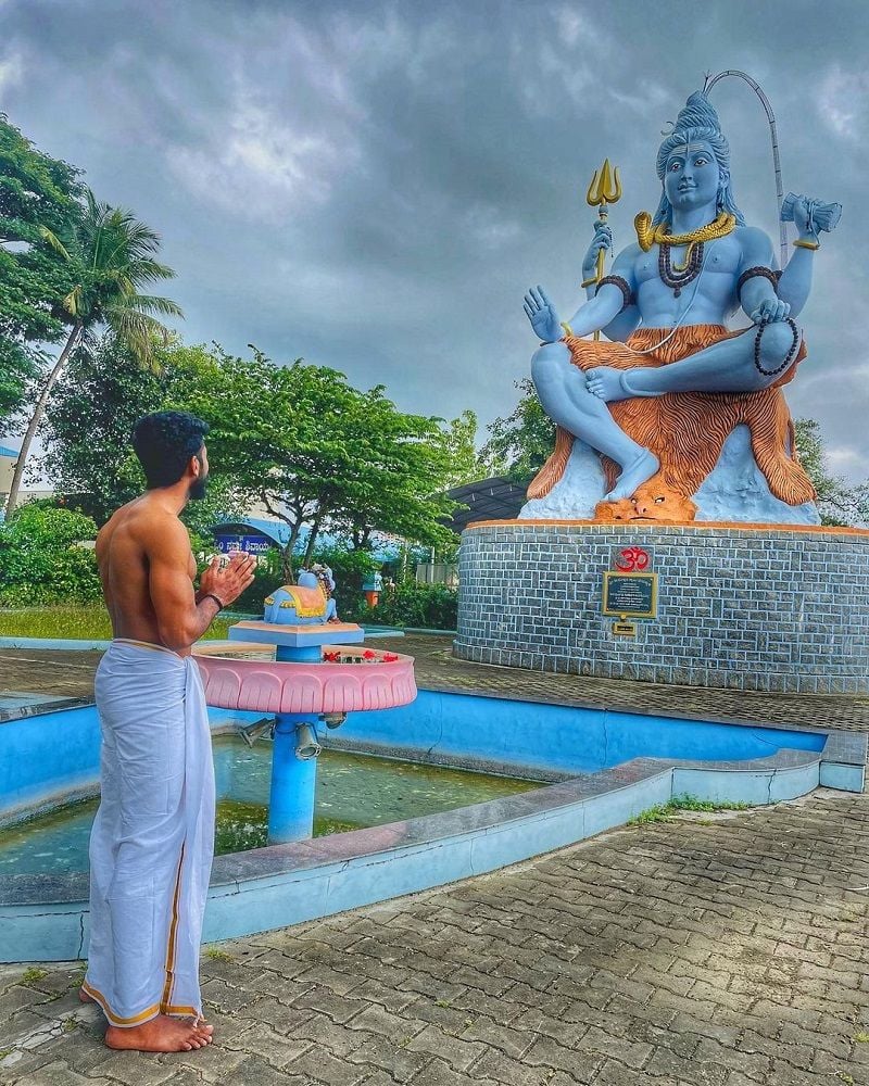 Aniyan Midhun bowing infront of Lord Shiva idol