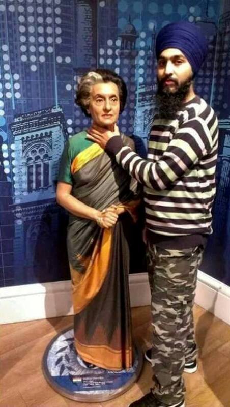 Avtar Singh Khanda while chocking former Indian Prime Minister Indira Gandhi's statue at a museum (image)