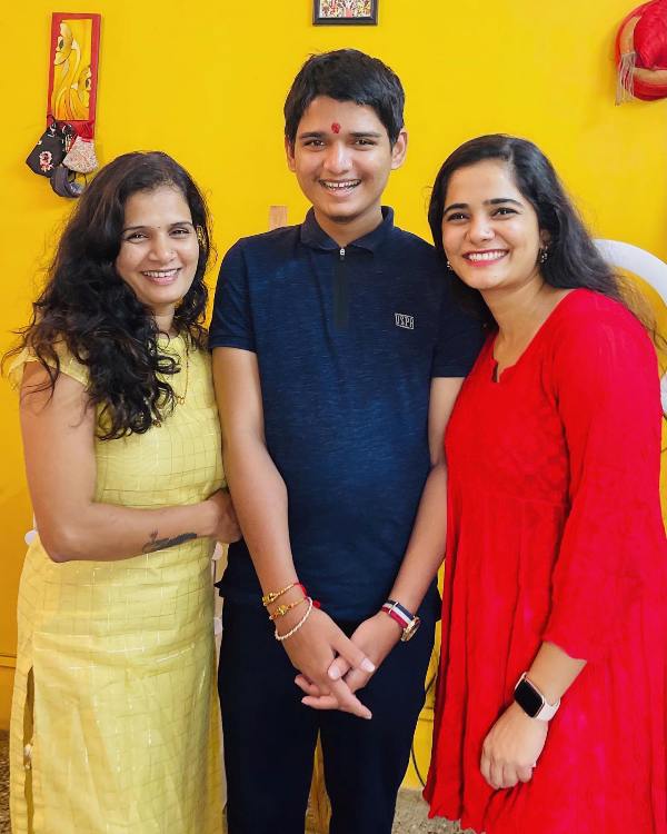 Bhagyashree Mote (right) with her brother and her elder sister, late Madhu Markendeya
