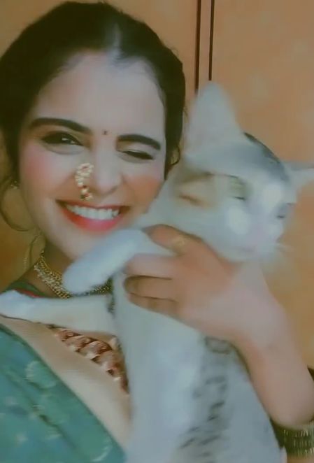 Bhagyashree with her pet cat