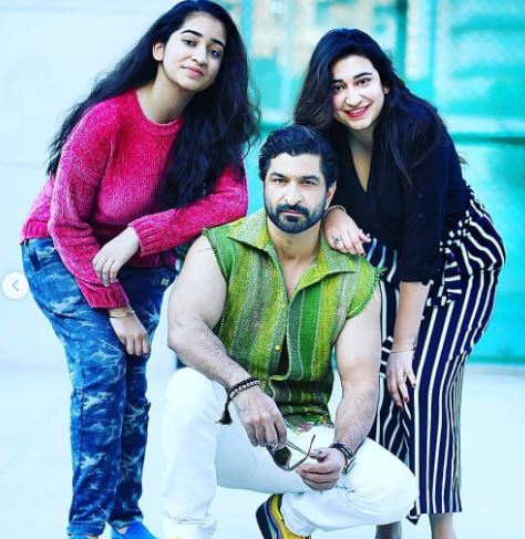 Daljeet Singh Kalsi with his daughters