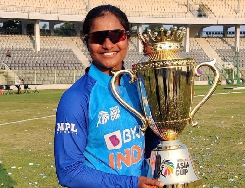 Dayalan Hemalatha with the Asia Cup Trophy 2022