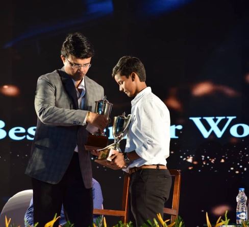 Deepti Sharma receiving Best Women Cricketer Award by CAB Cricket