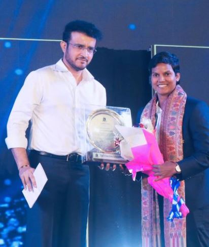 Deepti Sharma receiving Special Award by CAB Cricket